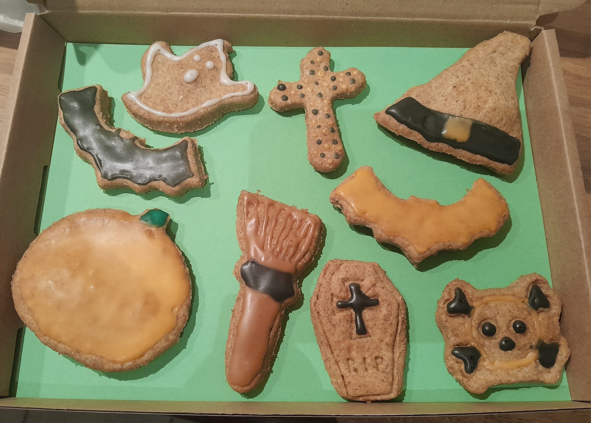 🎃 9x Iced Halloween Dog Biscuits – Peanut Butter & Banana